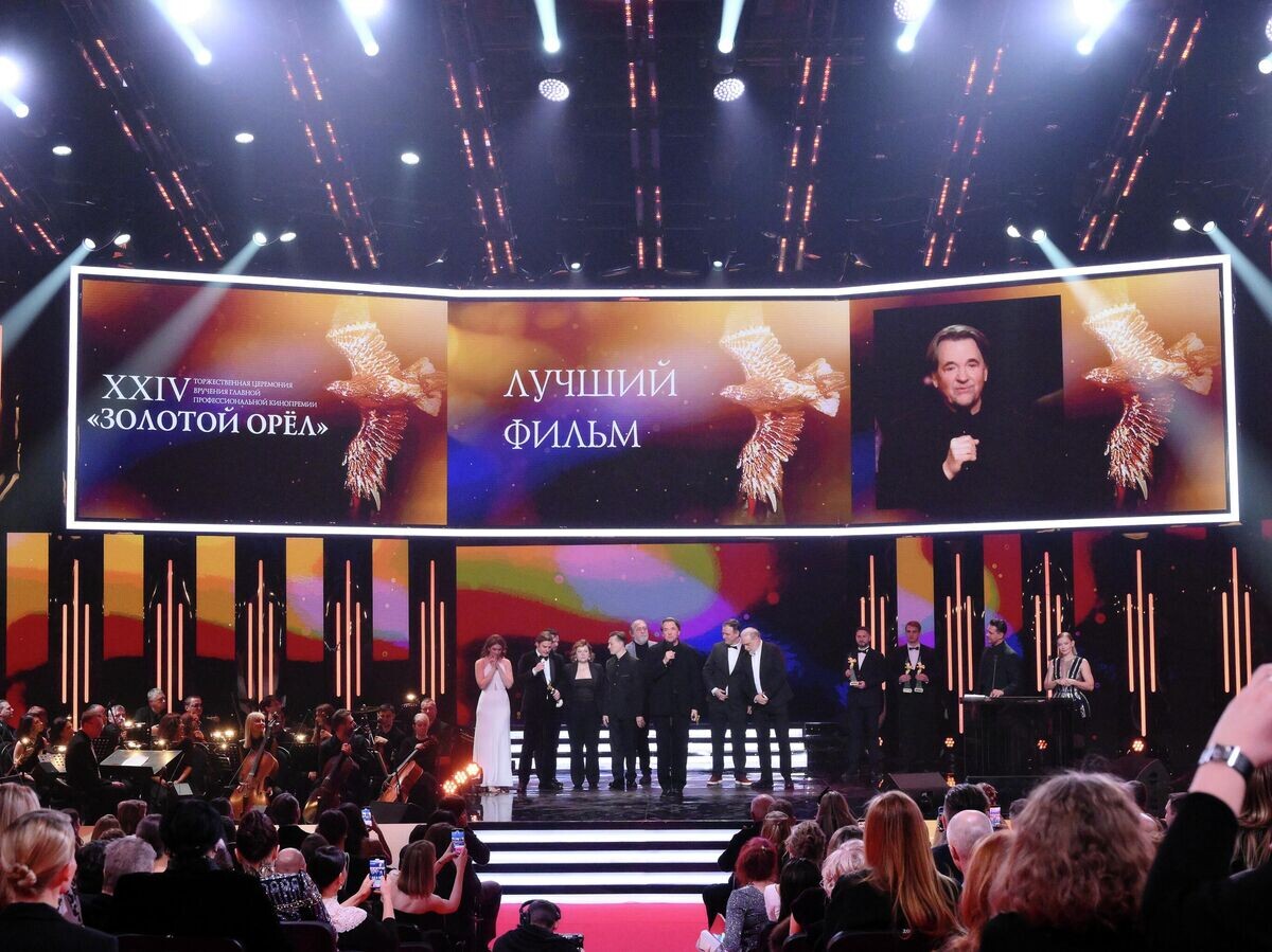    Вручение XXIV Национальной премии в области кинематографии "Золотой орел" в номинации "Лучший игровой фильм" продюсерам и режиссерам фильма "Август" | © РИА Новости / Григорий Сысоев
