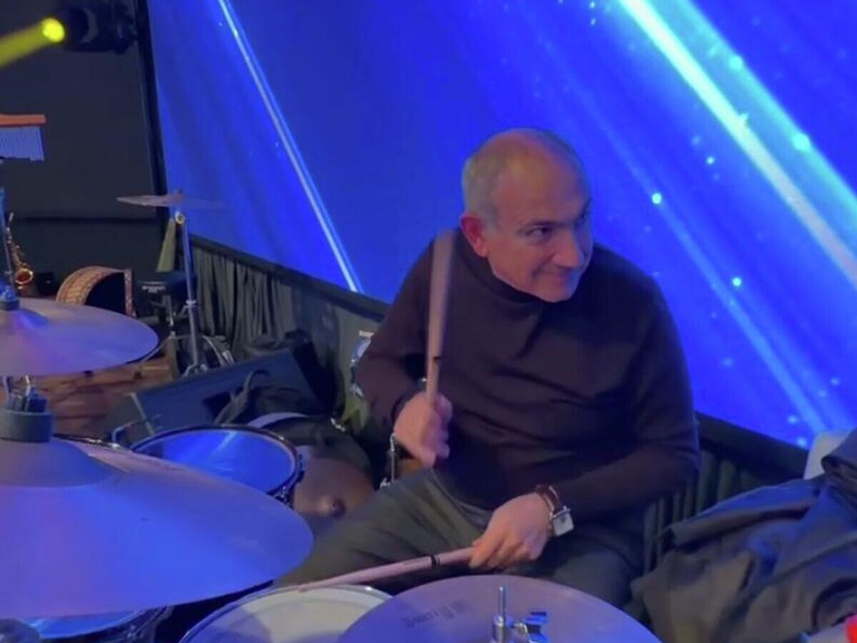    Никол Пашинян играет на ударных инструментах. Кадр видео | © Пресс-служба премьер-министра Республики Армения