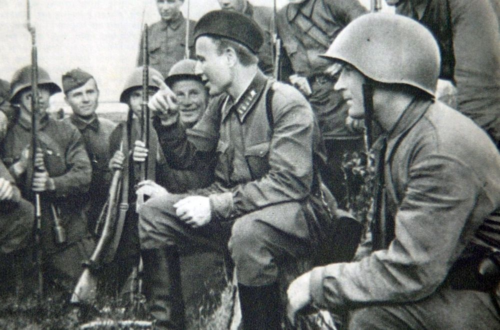    Писатель М.А. Шолохов помогал фронту и словом, и деньгами. 1941 г.