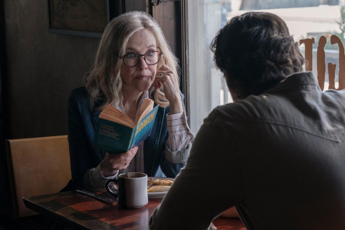    Педро Паскаль и Кэтрин О'Хара в сериале «Одни из нас» (The Last of Us). Скриншот: The Last of Us / HBO