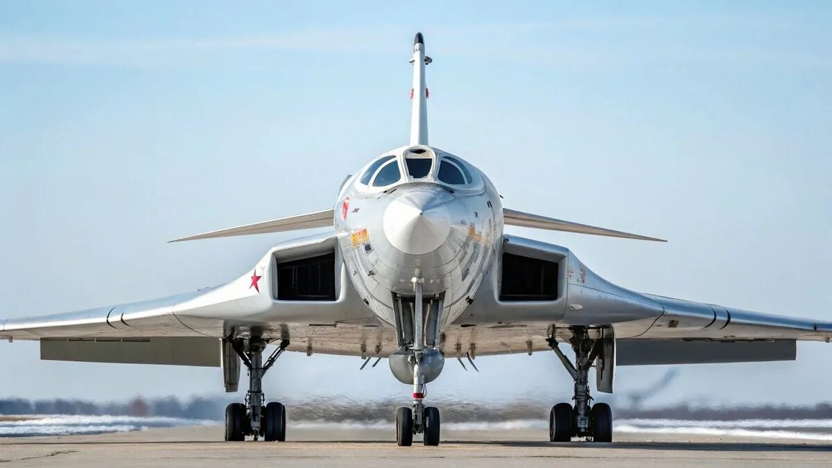 Ту-22М3 — дальний сверхзвуковой ракетоносец-бомбардировщик с крылом изменяемой стреловидности