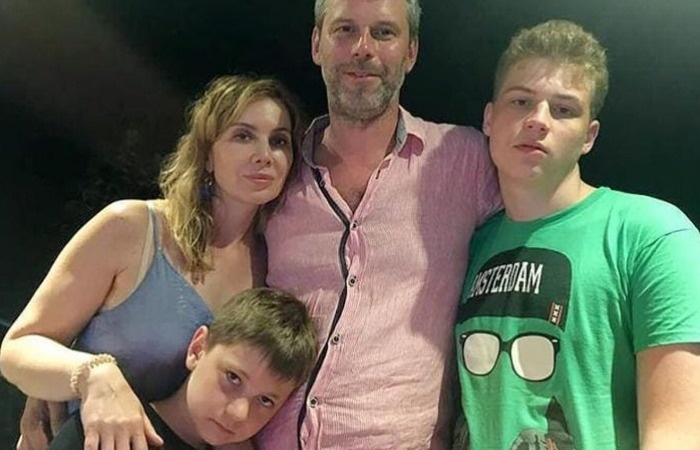 Дарья Юрская с Алексеем Лебедевым и сыновьями.