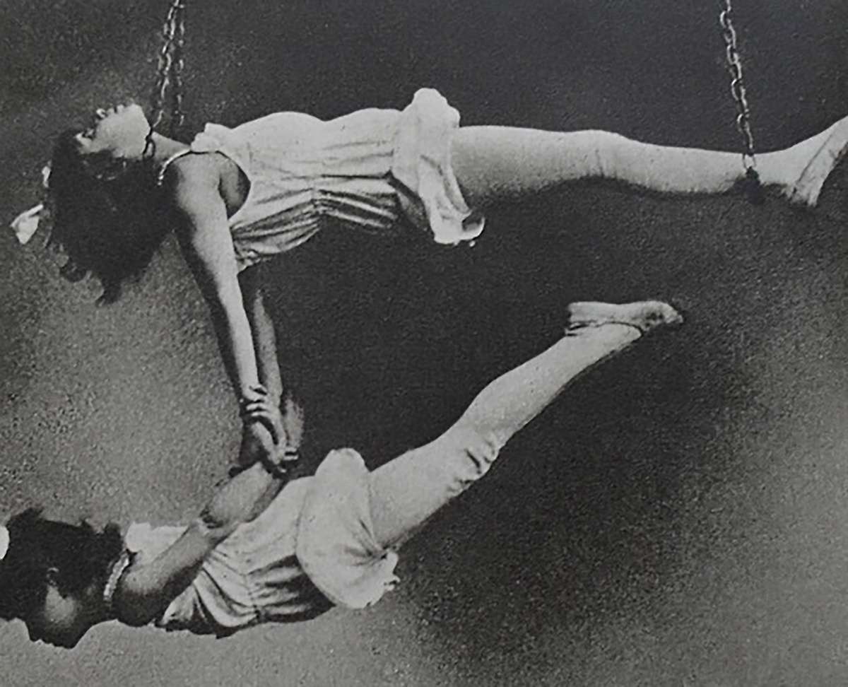 Римские кольца. Марта и Зоя Кох. Саратов. 1923 г. Фото из книги З.Б.Кох «Вся жизнь в цирке», https://itexts.net/avtor-zoya-boleslavovna-koh/6882-vsya-zhizn-v-cirke-zoya-koh