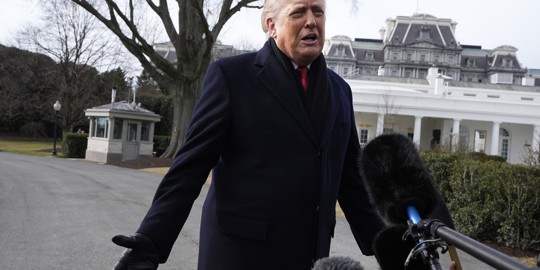 В файлах по делу Эпштейна содержится запись о том, что Трамп насиловал 13-летних девочек