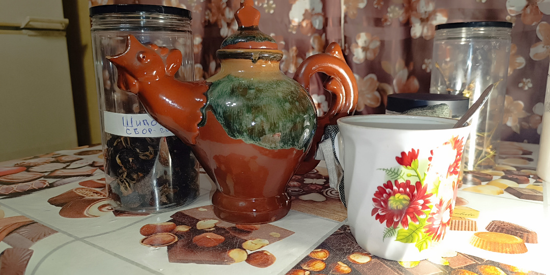 Зимний лес в чайнике: почему в январе я завариваю еловые ветки, малину и бруснику вместо обычного чая