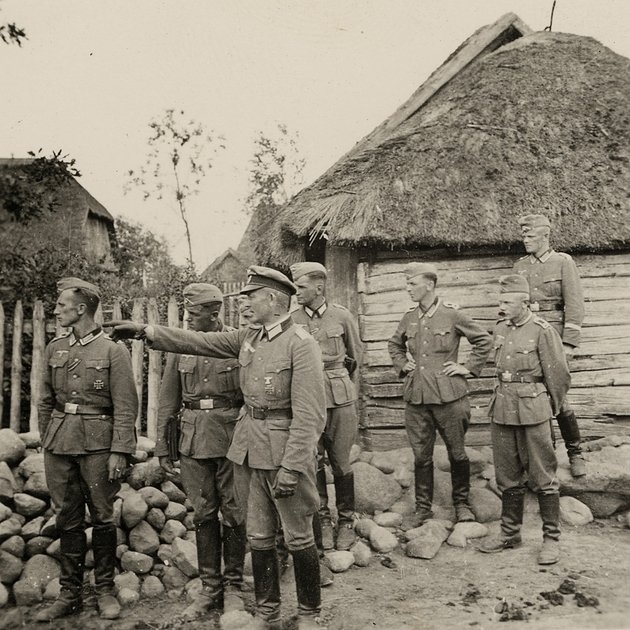 Немецкий офицер с солдатами в оккупированной русской деревни, 1943 год. фото из rg.ru