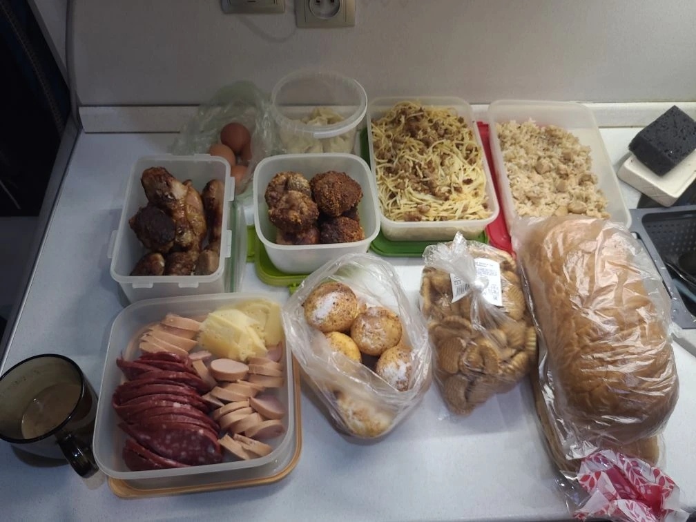 Все готово. Приготовления занимают обычно часа четыре. Макароны по-флотски, рис с курицей, куриные котлеты, куриные ножки, вареные яйца, куриные крылья, гречка по-купечески, колбаса для бутербродов, творожные кексы, домашние пельмени с индейков