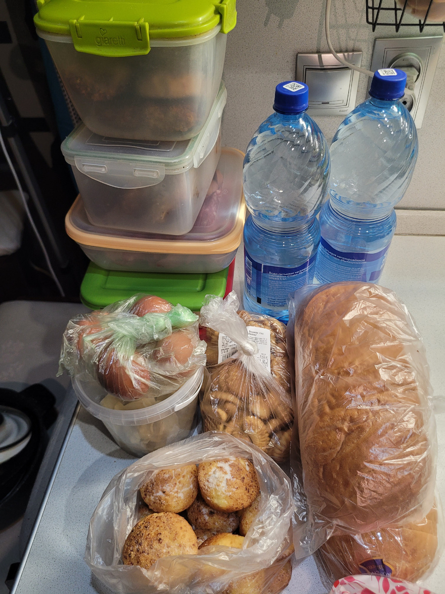 Упаковала. Кексы еще не закрывала, потому что на момент были теплые.