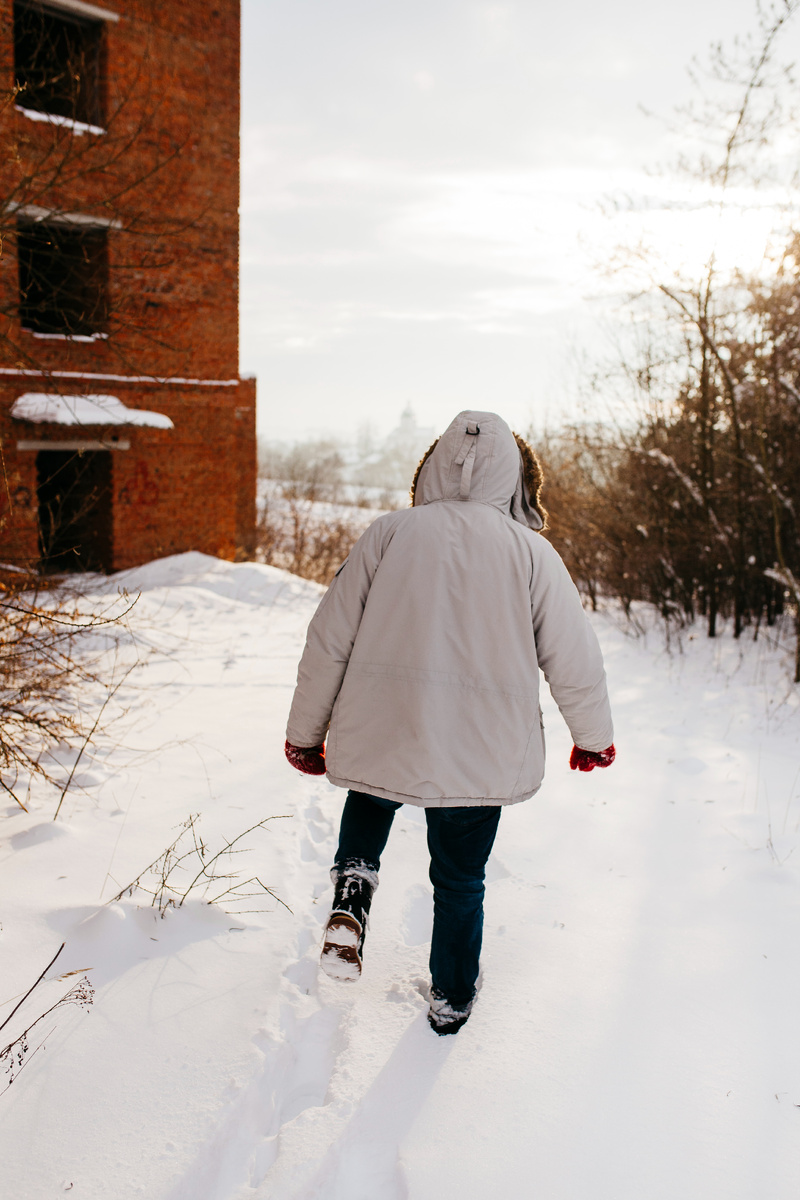 https://ru.freepik.com/free-photo/person-walking-winter-forest_3794271.htm#fromView=search&page=1&position=33&uuid=a55811f2-b0c6-448f-94c3-cf8035ab7043&query=%D0%B7%D0%B8%D0%BC%D0%B0+%D1%81%D0%BF%D0%B8%D0%BD%D0%B0+%D1%82%D0%BE%D0%BB%D1%81%D1%82%D0%BE%D0%B3%D0%BE+%D1%87%D0%B5%D0%BB%D0%BE%D0%B2%D0%B5%D0%BA%D0%B0