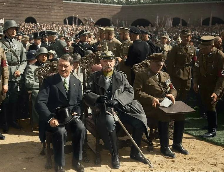 Президент Германии Гинденбург и назначенный им рейхсканцлер