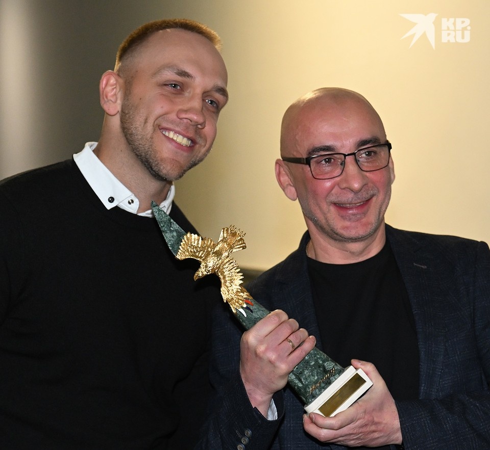    Актер Максим Беляев и режиссер Арсен Аристакесян (фильм "Немой"), получившие премию в номинации "Лучший короткометражный фильм" Михаил ФРОЛОВ