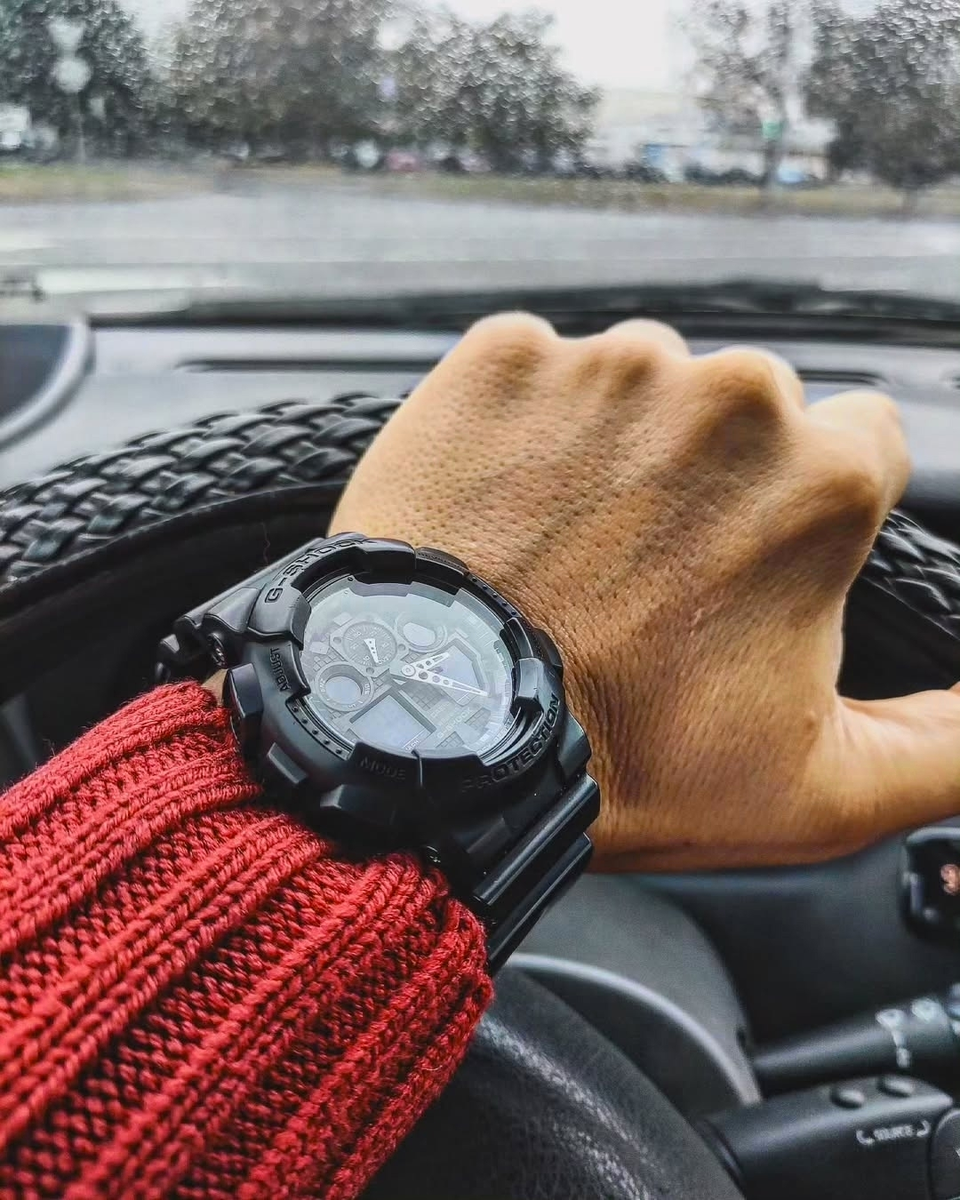 Массивный полимерный корпус обеспечивает часам ударопрочность