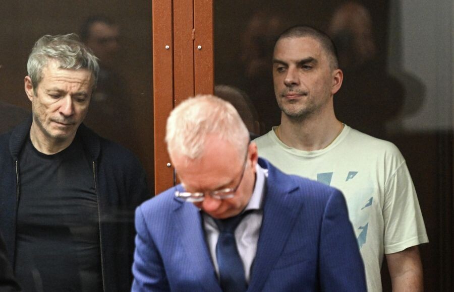    Вадим Мошкович (слева) и Максим Басов (справа) на заседании Мещанского суда Москвы / Источник: © Михаил Воскресенский/РИА Новости