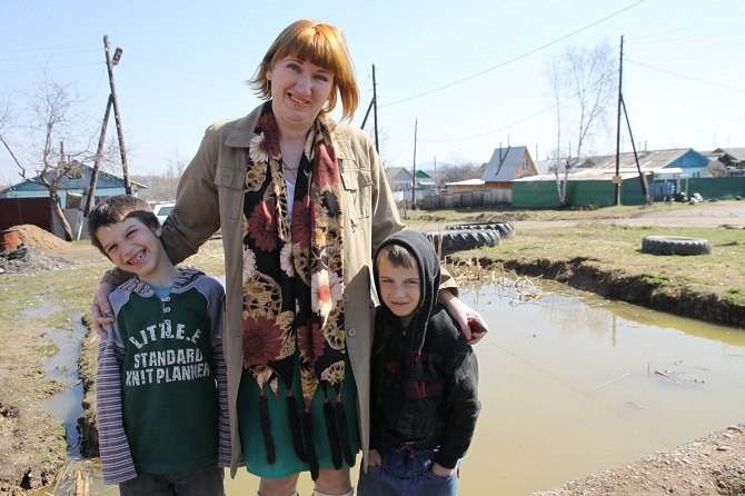 В Приморском крае женщина вытащила из смертельного котлована двух тонущих братьев