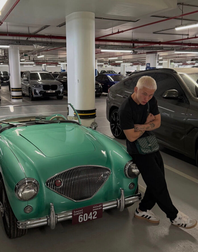    Дани Милохин в образе «тихий блонд», иллюстрирующий тему культурных и психологических изменений 2032 года novostix