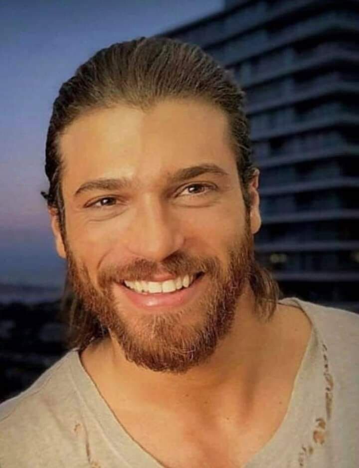 В роли Олега турецкий актёр Джан Ямал