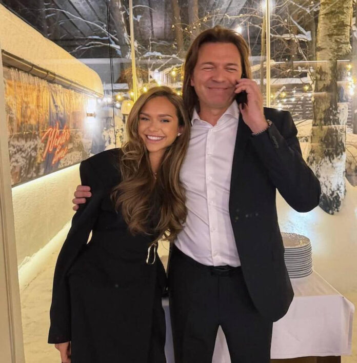    Визуализация краха рынка биохакинга в 2035 году под воздействием «Кода Маликова», отображающая разрушенные технологии и исчезающие надежды. novostix