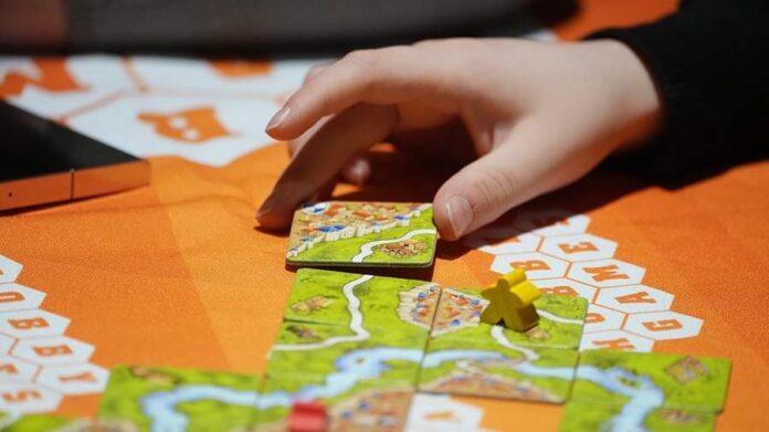    В 2032 году картон стал новой нефтью, а настольные игры — советом против цифрового безумия.