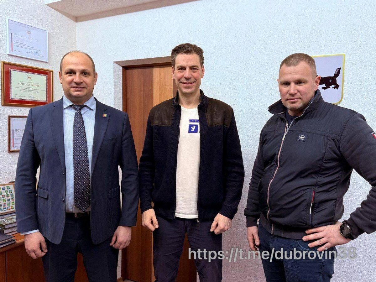 На фото: мэр Братска Александр Дубровин, заслуженный артист РФ Дмитрий Дюжев и режиссер Андрей Паюков