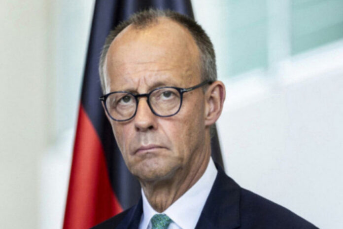    Мерц звонит в колокол у Кремля, ознаменовав окончание долгой «эпохи тишины» после двух лет молчания