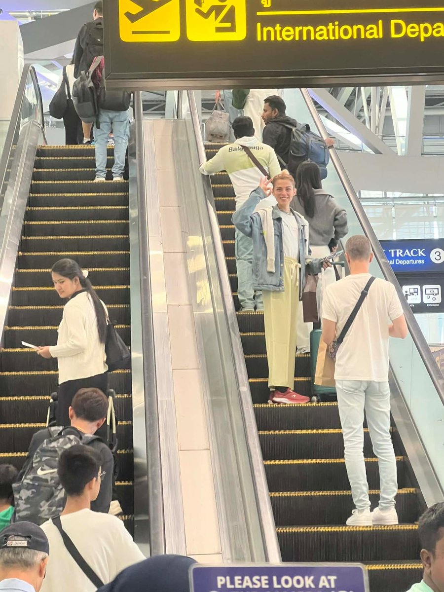 Наташа уже поднялась. 