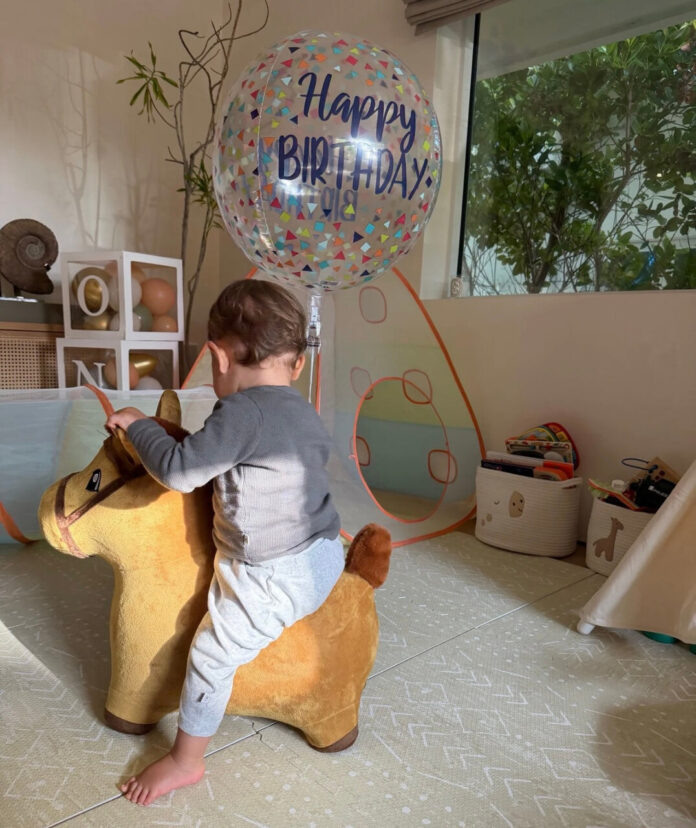    Контурные схемы генетических данных и графики рынка биометрии, символизирующие падение индустрии к 2032 году