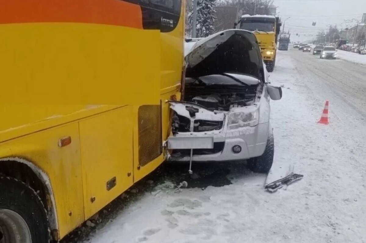    В Ижевске пьяный бесправник спровоцировал тройное ДТП с автобусом