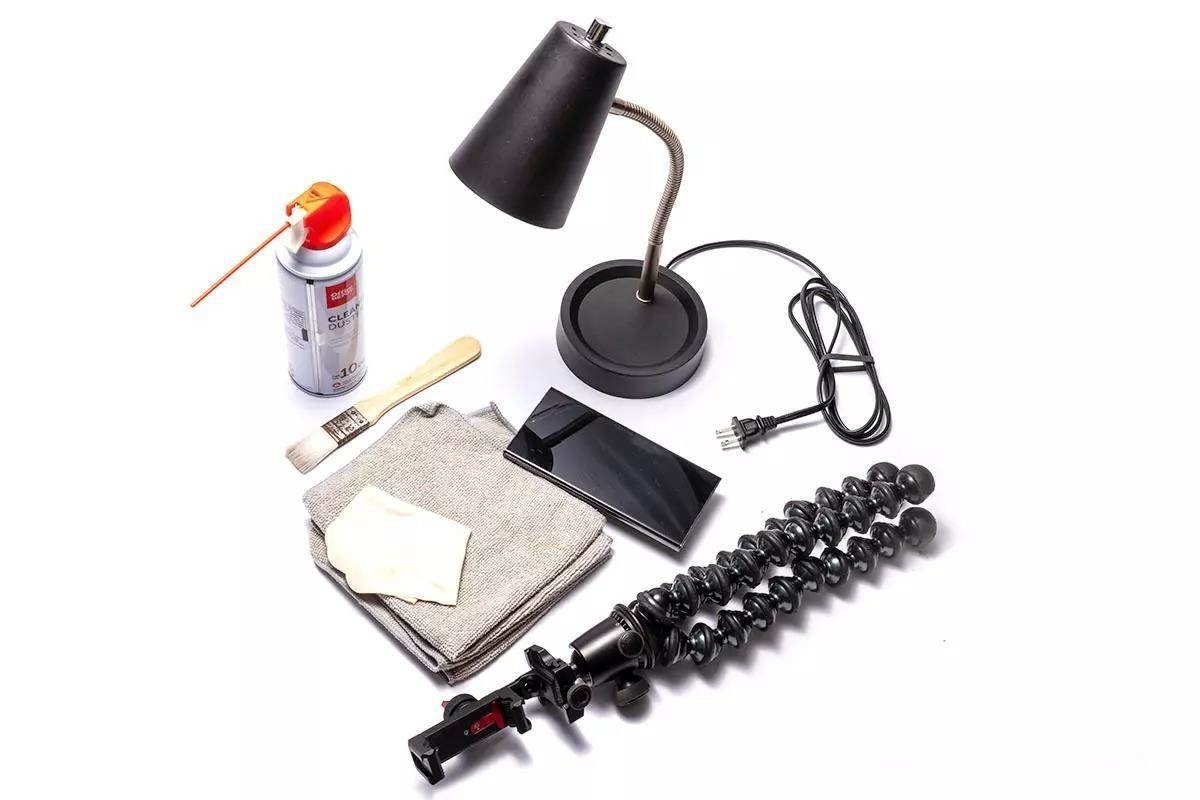 Для всех фотографий в этой статье мы использовали мобильный телефон, настольную лампу и простой фон.