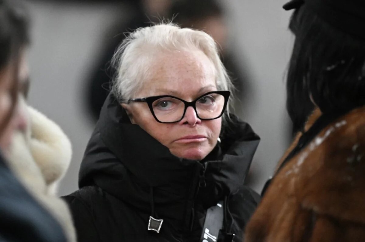    Лариса Долина.