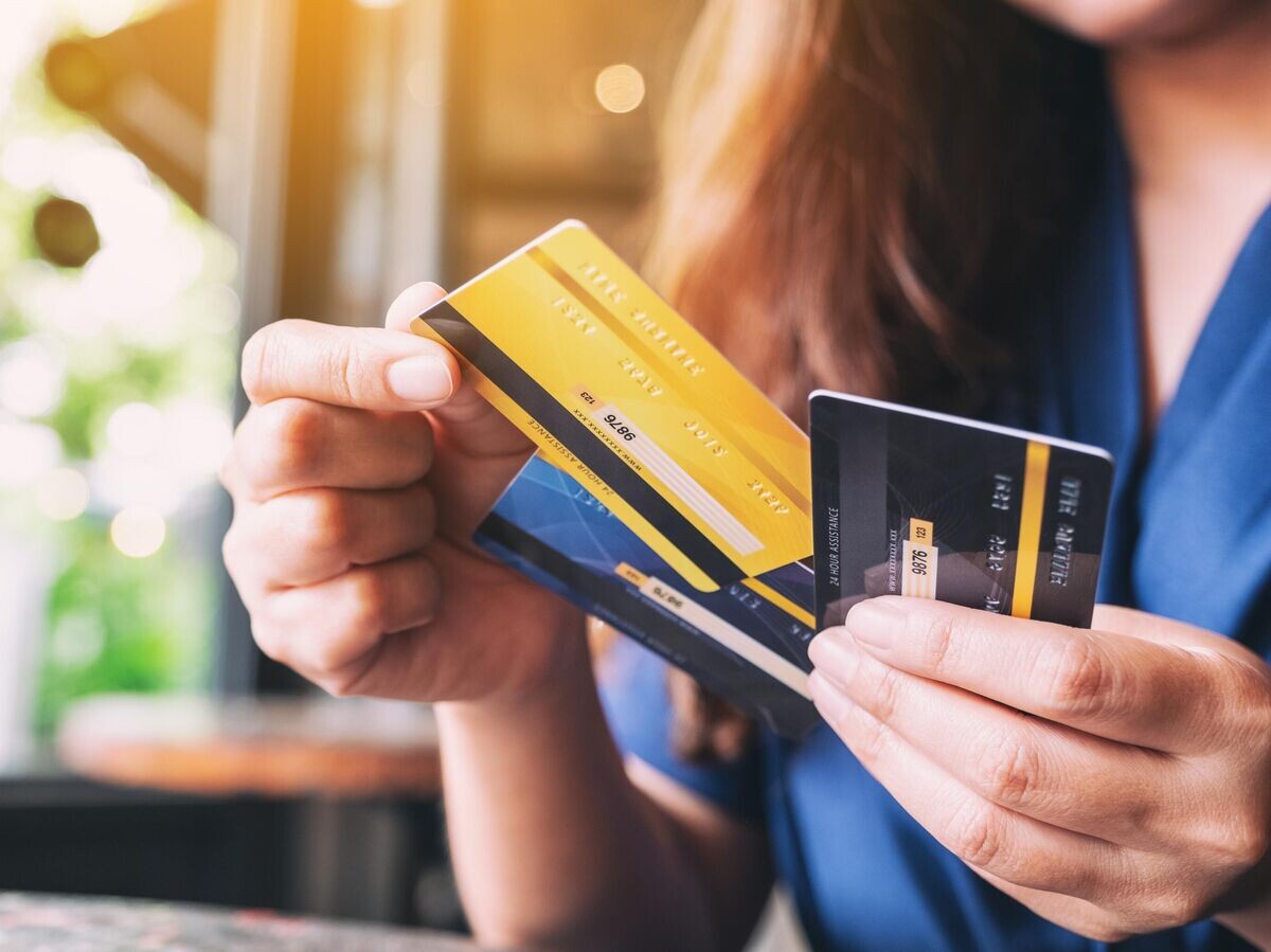    Девушка держит кредитные карты | © iStock.com / Farknot_Architect