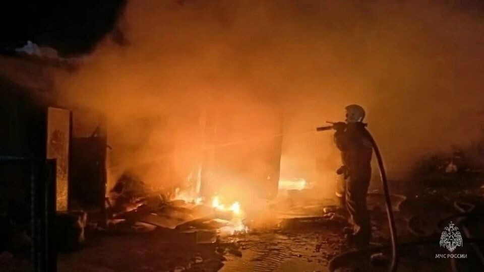    Пожар в селе Леньки. Источник: ГУ МЧС России по Алтайскому краю