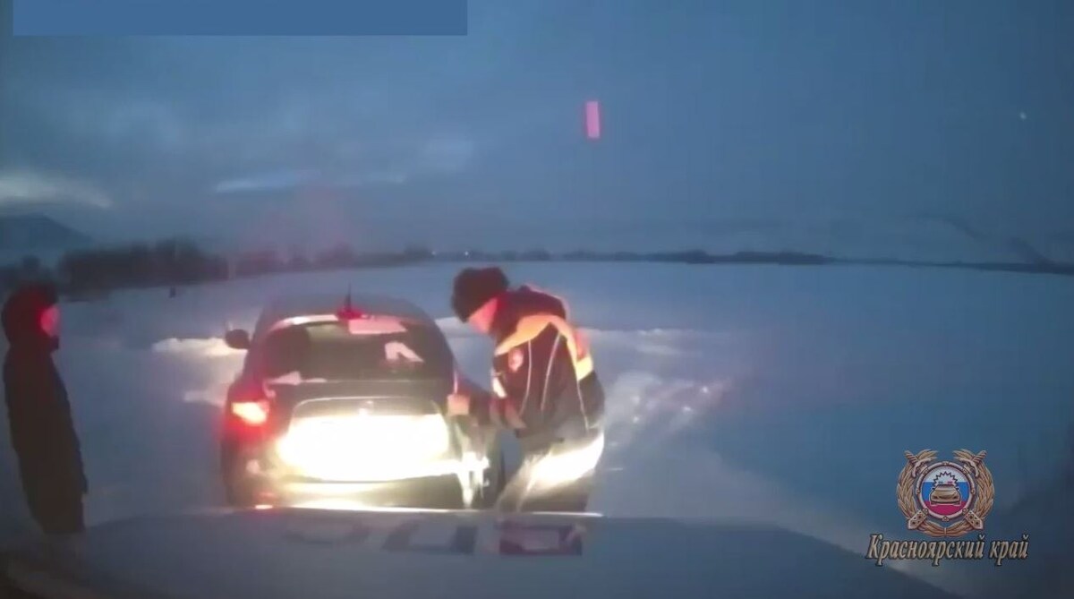     В Красноярском крае инспекторы помогли застрявшей на дороге в мороз автомобилистке