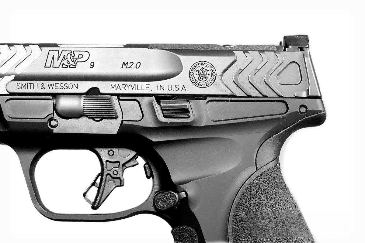 У Smith & Wesson элементы управления аналогичны предыдущим моделям M&P9, включая фиксатор затвора и двусторонний фиксатор магазина. Однако насечка на затворе имеет заметные отличия.