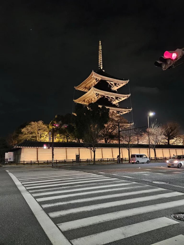 Вид на пагоду То-дзи с улицы