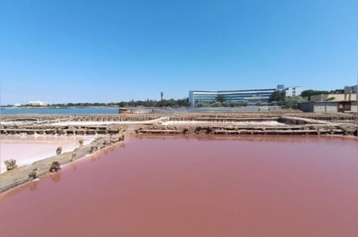    Один из бассейнов Сакского озера.