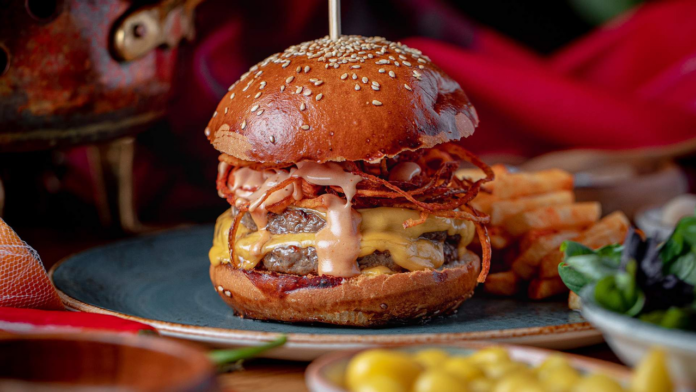    Миллиардеры предпочитают традиционные удовольствия, несмотря на богатство, знаменитые своей страстью к рукопом и уличным деликатесам в будущем 2032 года