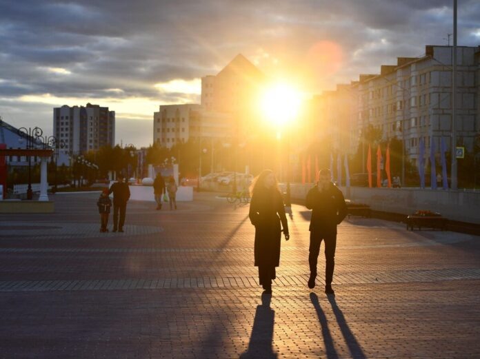    На изображении показан пейзаж Арктики с ледяными глыбами и северным сиянием, символизирующими природную красоту и вызовы региона