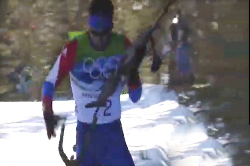    И-за лопнувшего ремня винтовки Николай Круглов-младший, претендовавший на золото Олимпиады-2010, лишился шанса на победу. Фото: Скриншот