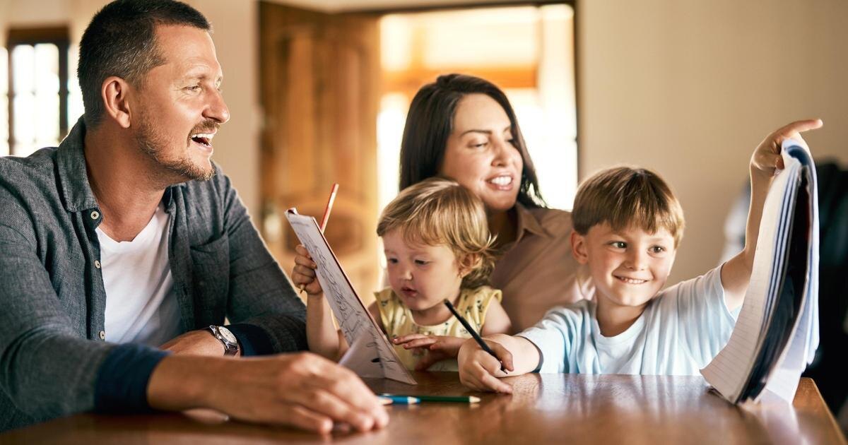 Ребёнок должен уметь играть сам, занимать себя сам, справляться со своей скукой сам.