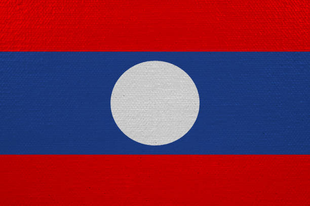 Флаг Лаоса. Синий цвет — это дань уважения Меконгу, жизненной артерии Лаоса, источнику плодородия и процветания. Белый круг-луна олицетворяет единство лаосского народа под светом справедливости, а также надежду на светлое будущее. Две красные полосы, обрамляющие синюю, напоминают о крови, пролитой в долгой борьбе за свободу и независимость страны.