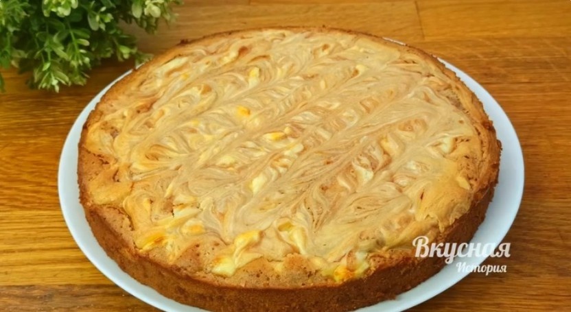 Вкуснее чем в дорогой кофейне. За 10 минут все перемешала и в духовку. Пирог просто тает во рту.