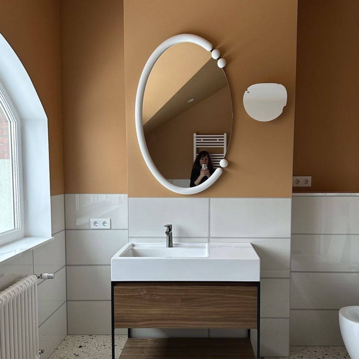 Зеркало в овальной раме с декорами