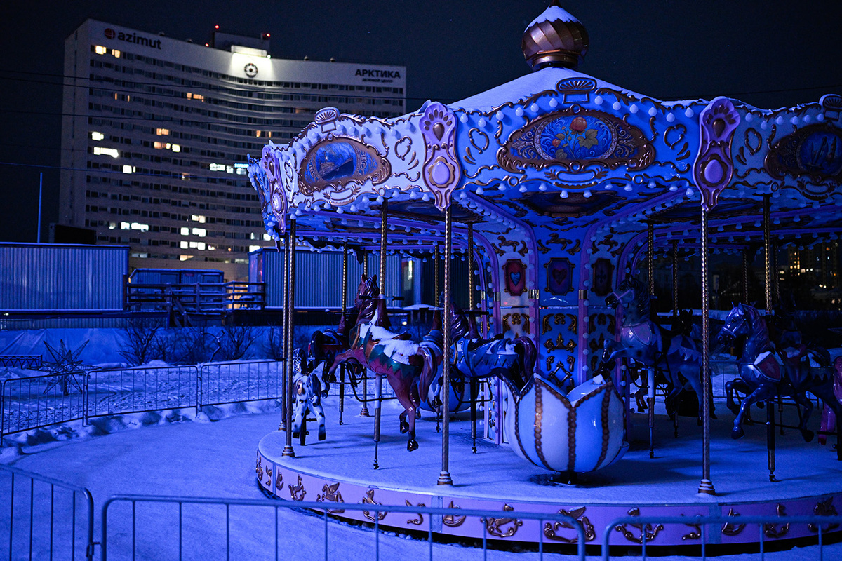   В Мурманске и Североморске из-за аварии на линиях электропередачи, вызванной снегопадами и ветром, введен режим ЧП и чередования подачи электроэнергии. Работы по восстановлению опор ЛЭП осложнены удаленностью от дорог. Следствие выяснило, что две из пяти обрушившихся опор использовали с 1966 года, еще три — с 1980-х 
Лев Федосеев / ТАСС