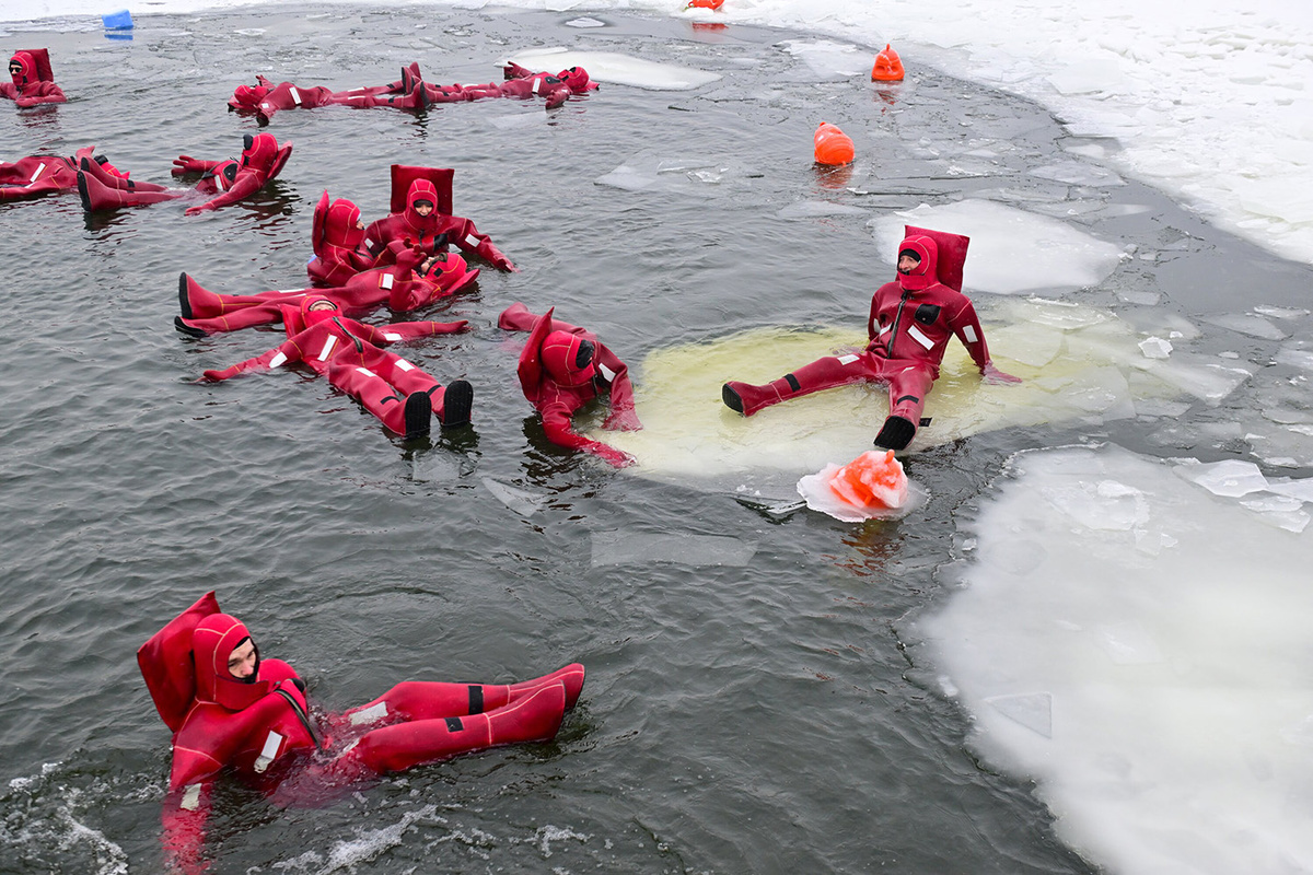   Айс-флоатинг — купание в ледяной воде с использованием специального гидрокостюма — в Москве 
Сергей Киселев / Агентство «Москва»