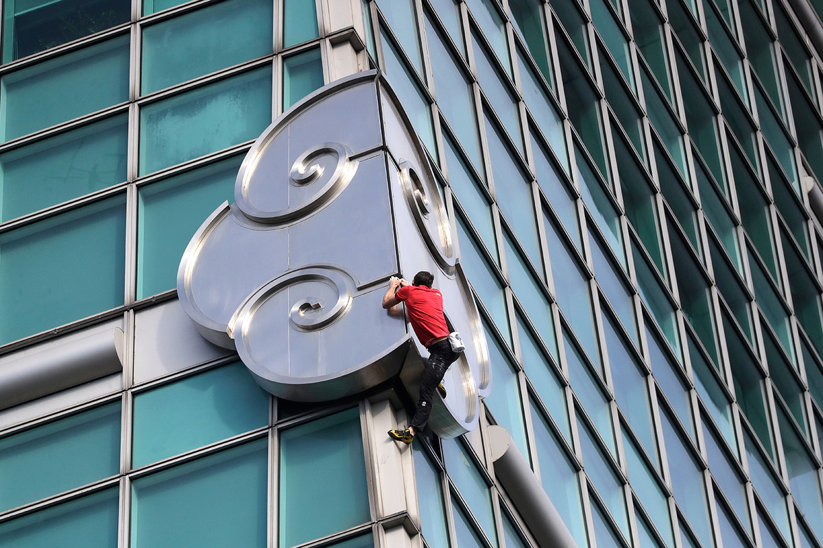   Скалолаз Алекс Хоннольд забрался на небоскреб Тайбэй 101 без страховки 
Chiang Ying-ying / AP