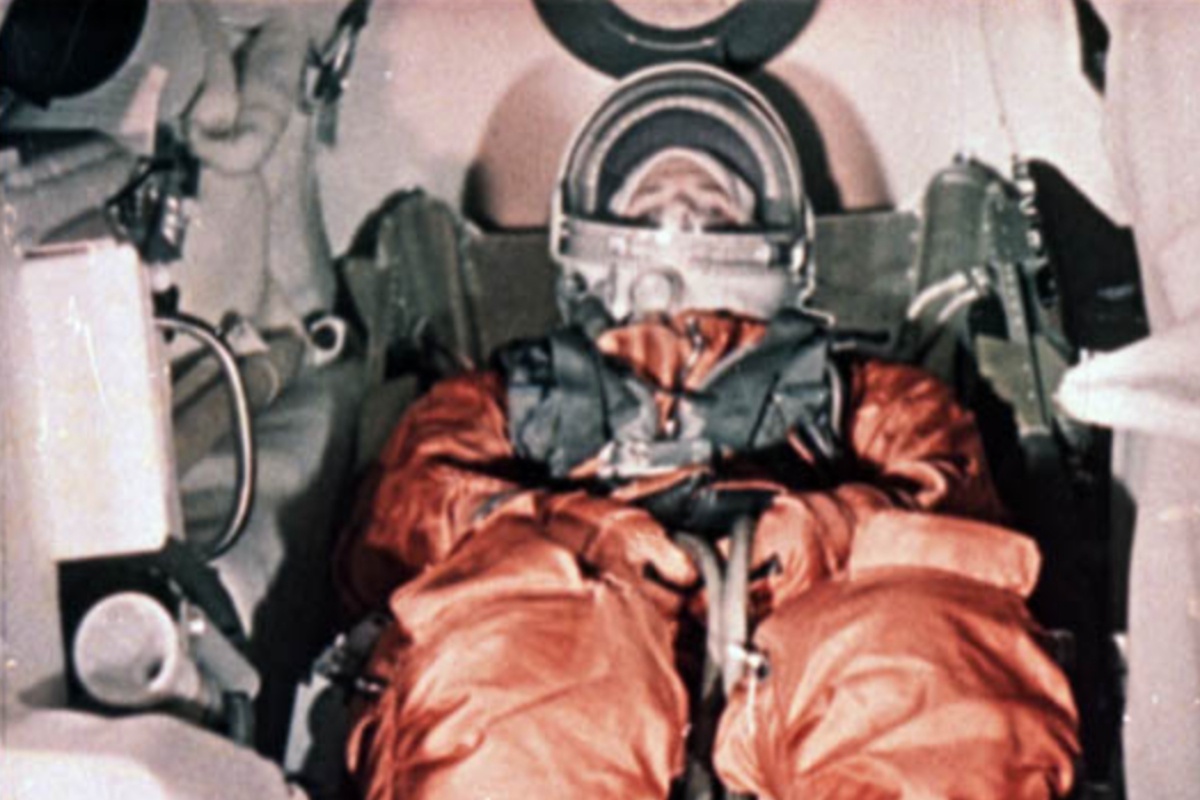    Юрий Гагарин в кабине космического корабля "Восток" перед стартом 12 апреля 1961 года. / "Роскосмос" / РГАНТД