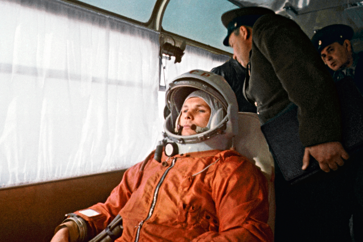    Космонавт Юрий Гагарин в автобусе направляется на стартовую площадку космодрома Байконур./РИА Новости