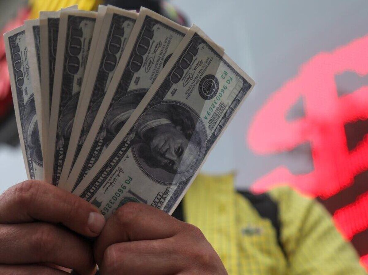    Мужчина у пункта обмена валют в Москве | © АГН "Москва" / Артур Новосильцев