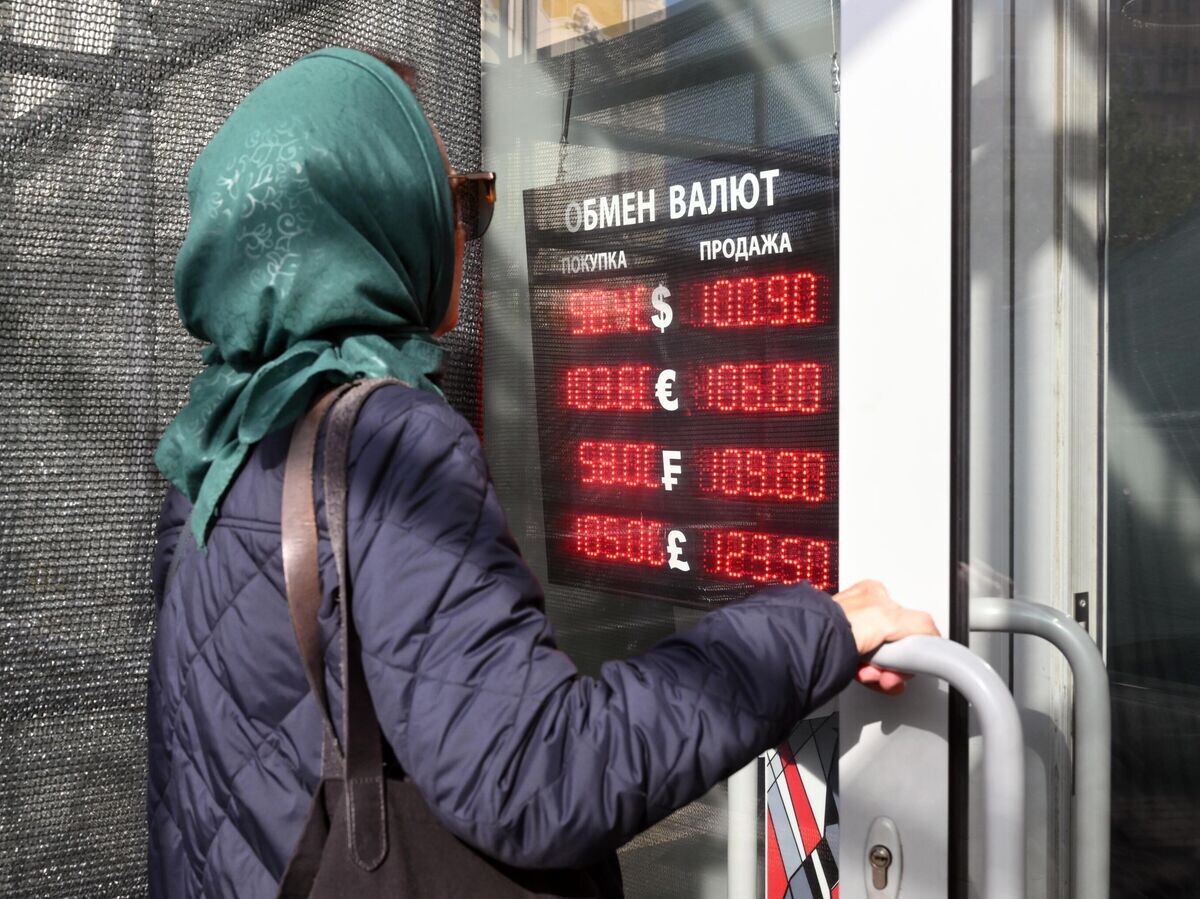    Женщина заходит в пункт обмена валюты в Москве | © РИА Новости / Илья Питалев