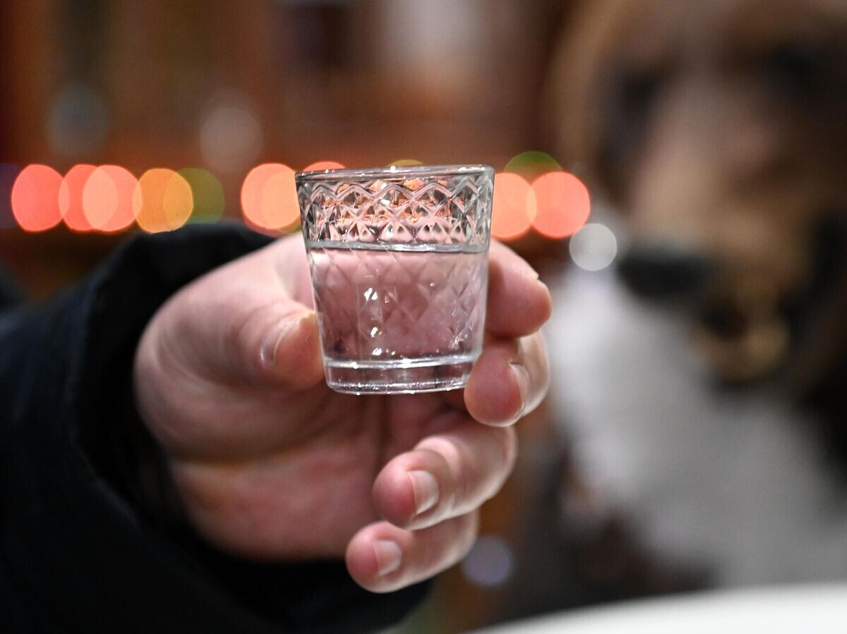    Мужчина держит рюмку водки | © РИА Новости / Григорий Сысоев